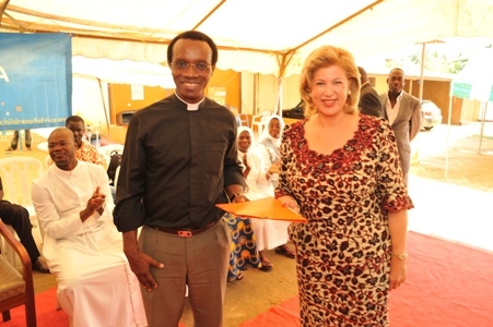 Dominique Ouattara soutient les démunis